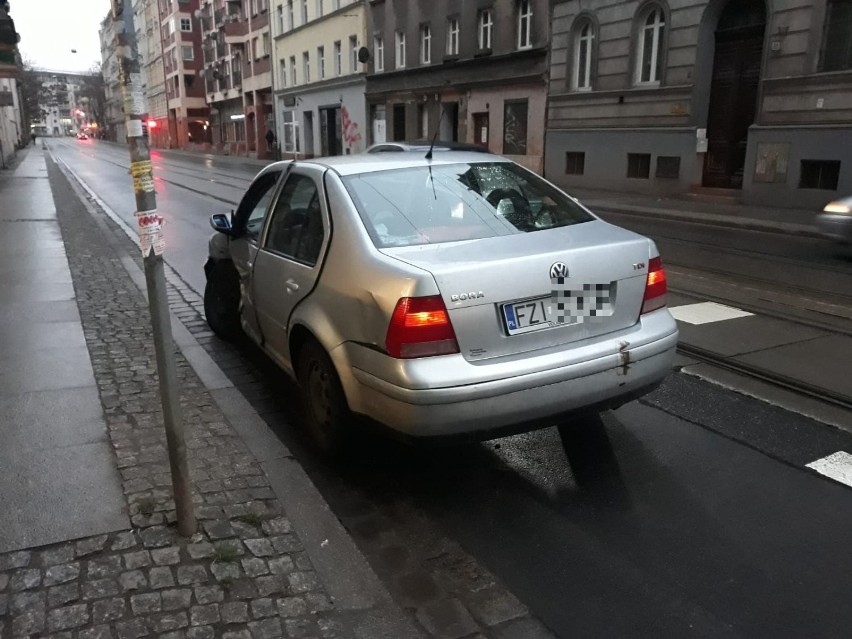 Uwaga, wypadek. Samochód wjechał w Żabkę na ul. Jedności Narodowej we Wrocławiu