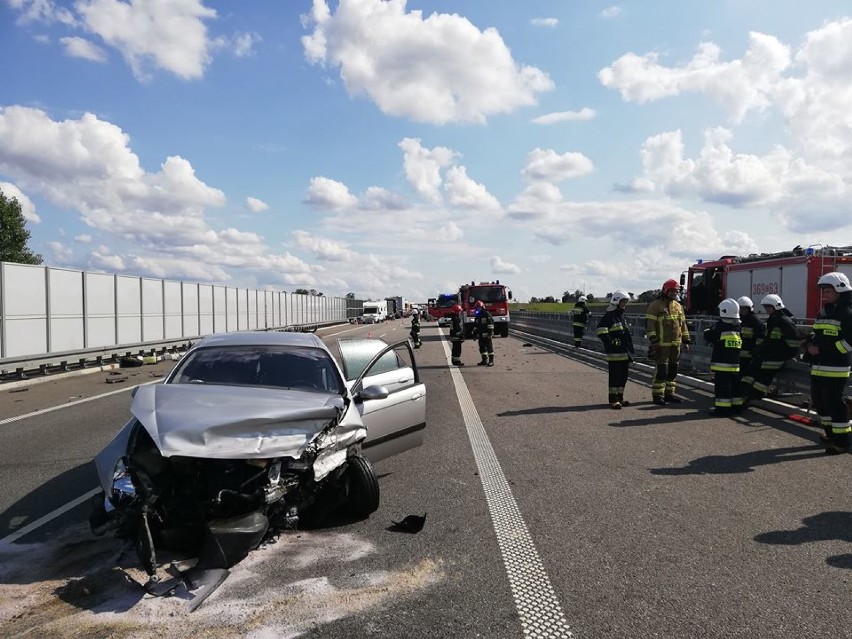 Wypadek na autostradzie A1 obok Włocławka. Citroen uderzył w bariery [zdjęcia]