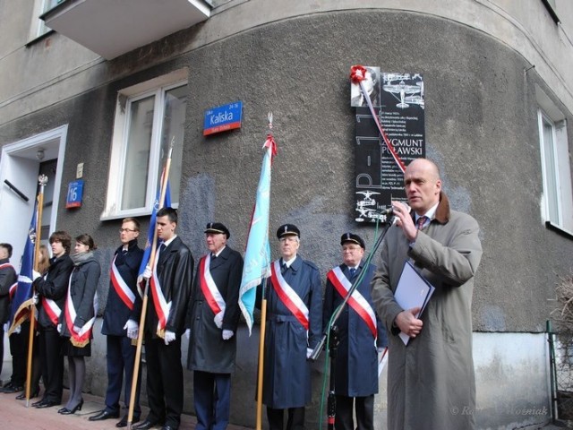 Prowadzącym uroczystość jest burmistrz dzielnicy Ochota Piotr Żbikowski