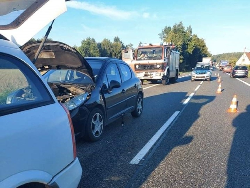 Wypadek w Dąbrowie. Zderzenie czterech samochodów na drodze...