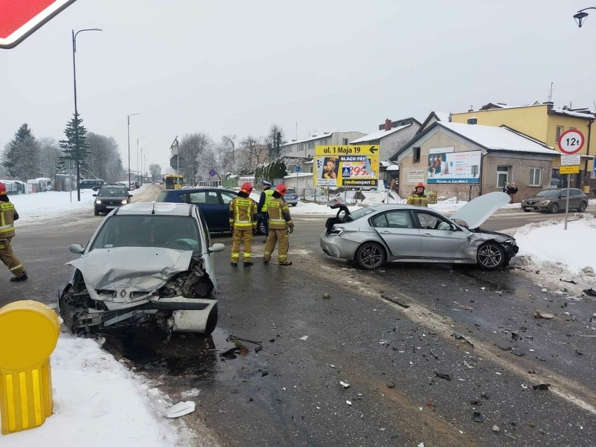 BMW i renault zderzyły się na skrzyżowaniu ulic w Pińczowie. Jedna osoba została ranna