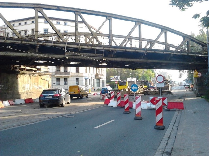 Montują wiadukt nad ul. Grabiszyńską. Korki i zmiany w komunikacji (ZDJĘCIA)