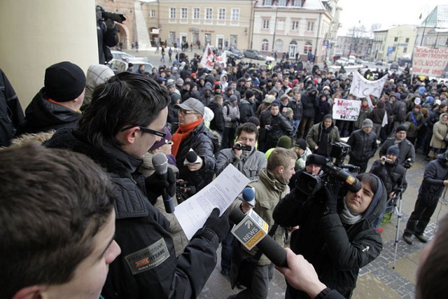 Manifestacja pod lubelskim Ratuszem rozpoczęła się o godz. 14 i zgromadziła kilkaset os&oacute;b. Fot. Robert Pranagal