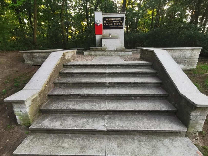 Tak trzeba żyć! Gnieźnieński tata-patriota z córkami uporządkowali pomnik pomordowanych