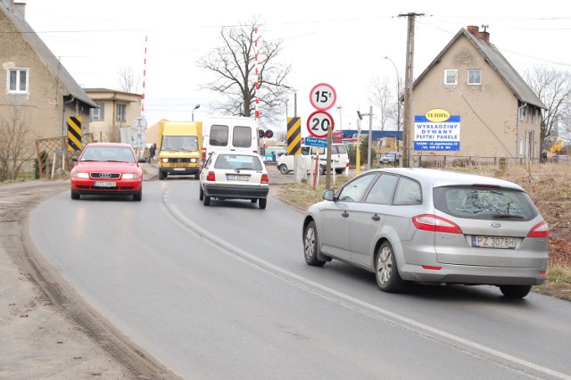 Jak na razie kierowcy korzystają ze starego przejazdu kolejowego