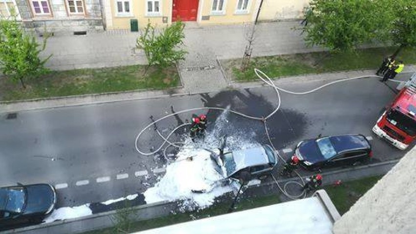 Pożar opla. Zapalił się silnik samochodu zaparkowanego na ul. Sienkiewicza [FOTO, VIDEO]