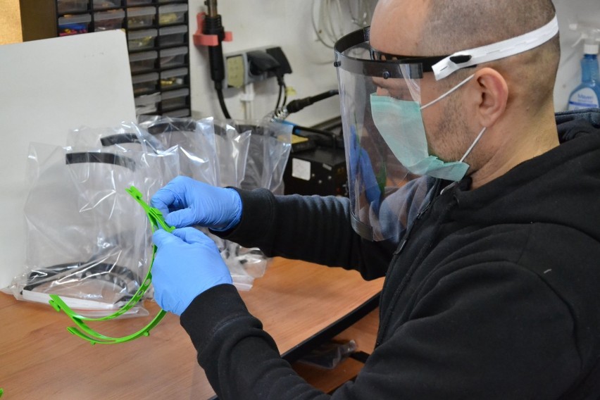 #zarażamydobrem. Pierwsze maski z drukarki 3D w szpitalu w Zduńskiej Woli