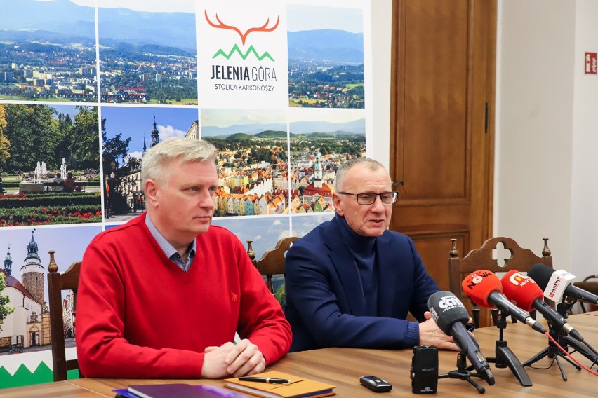 Jacek Kopeć (z lewej) rezygnuje z funkcji skarbnika miasta Jeleniej Góry