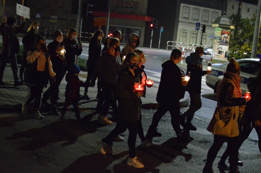 Rawicz. ,,Piekło kobiet'' - protest przeciwko zakazowi aborcji przeszedł pod siedzibę PiS w Rawiczu [ZDJĘCIA]
