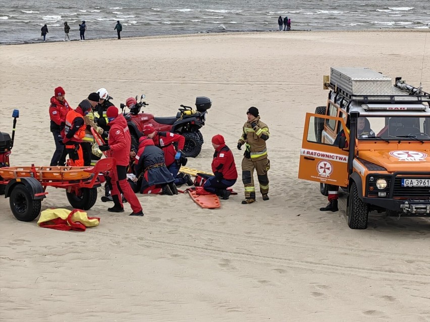 Sezon na plażowanie za rogiem. Strażacy wspólnie z ratownikami WOPR i SAR odbyli ćwiczenia. ZDJĘCIA