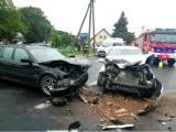 Zderzenie dwóch aut w Malechowie. Trzy osoby poszkodowane. Zdjęcia
