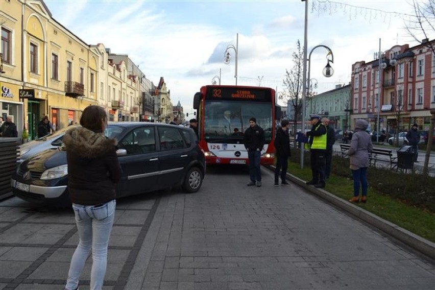 Częstochowa: Kierowca z Ełku zablokował aleję i centrum miasta [ZDJĘCIA]
