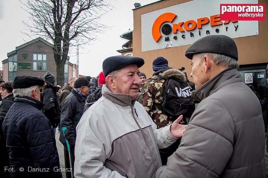 Osoby zwolnione z WAMAG-u zablokowały ulicę. Zdesperowani...