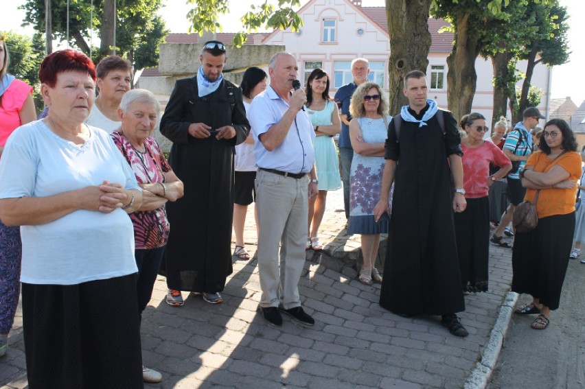 Pielgrzymów pożegnała grupka mieszkańców oraz władze gminy