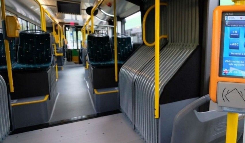 W miejskich autobusach zmianiają sie zasady. Już nie co 2 osoba, ale 30 procent miejsc może być zajętych