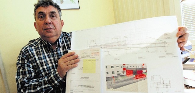 Kierownik osiedla Jerzy Czapczyk prezentuje projekt podjazdów do wysokich bloków