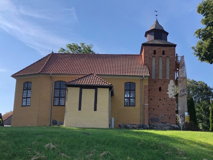 Prace dotyczą m.in. remontu ściany frontowej kościelnej...