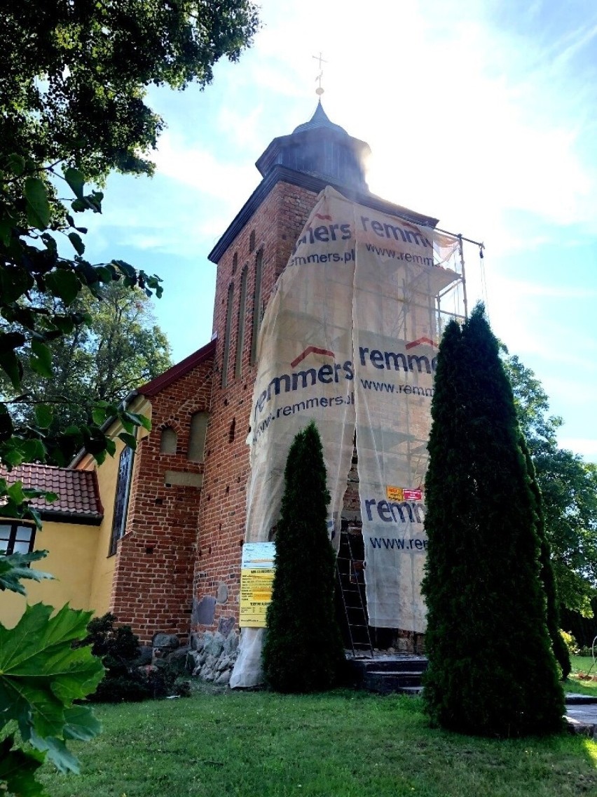 Prace dotyczą m.in. remontu ściany frontowej kościelnej...