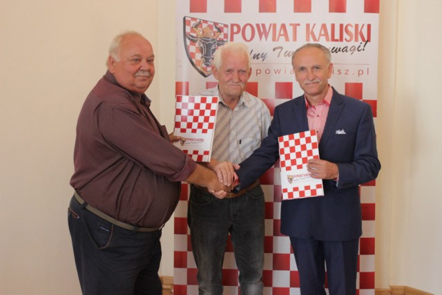 Starosta kaliski Krzysztof Nosal i przedstawiciele firmy Rembud po podpisaniu umowy