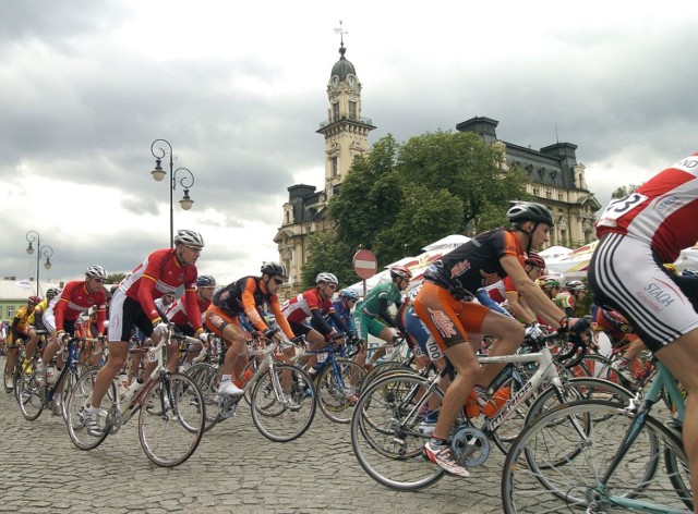 Tour de Pologne jeszcze nie gościł w Nowym Sączu. Największą imprezą kolarską w mieście był Wyścig Olimpijczyków i Solidarności (na zdjęciu), który kilkakrotnie przejechał wokół rynku