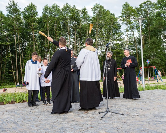 Przy ul. Herberta na osiedlu Bacieczki w Białymstoku powstał plac zabaw i siłownia plenerowa, w ten sposób zagospodarowane zostały bulwary nad rzeką Białą. Teren zyskał nową zieloną aranżację, oświetlenie oraz monitoring. Do dyspozycji mieszkańców są również ławki i stojaki rowerowe. Zielona przestrzeń, to miejsce gdzie mieszkańcy mogą nie tylko korzystać ze sprzętów do ćwiczeń i placu zabaw, ale również spacerować i urządzać pikniki.