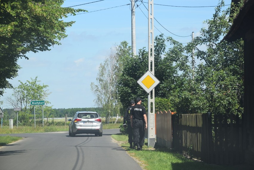 Policjanci patrolują okoliczne wioski i informują mieszkańców o zagrożeniach