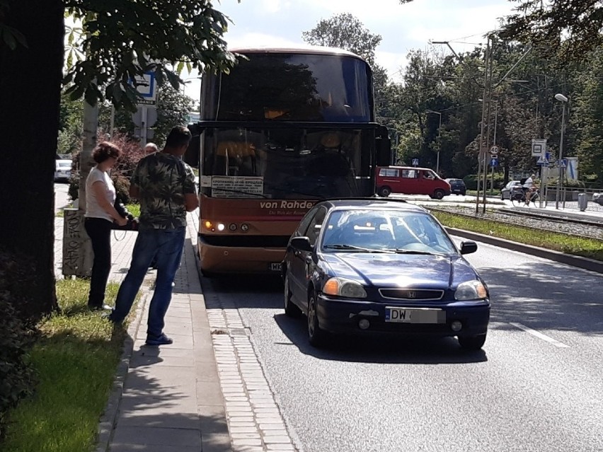 Wypadek ukraińskiego autokaru we Wrocławiu. Kierowca autobusu nie wyhamował i wjechał w samochód 