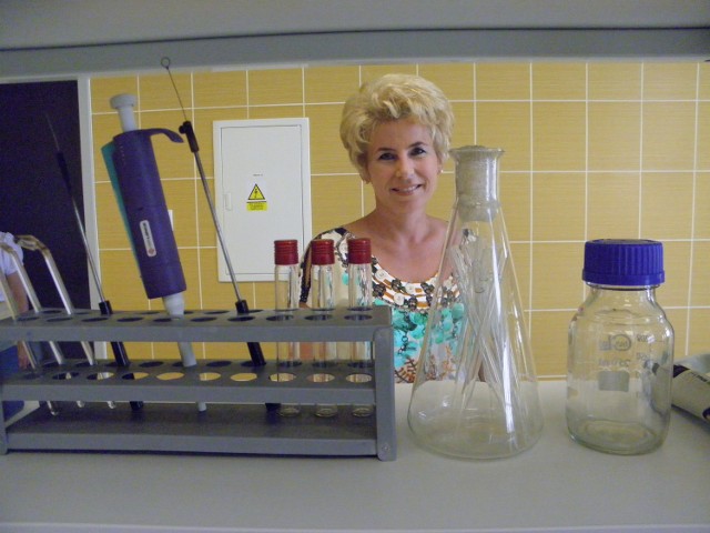 Prof. Alicja Machnicka w laboratorium Zakładu Mikrobiologii i Biotechnologii Środowiskowej Wydziału Nauk o Materiałach i Środowisku ATH.