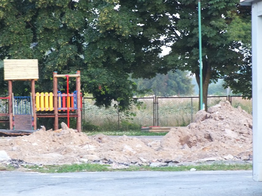 Budowa sali gimnastycznej w Kraśniku. Rozebrano stary...