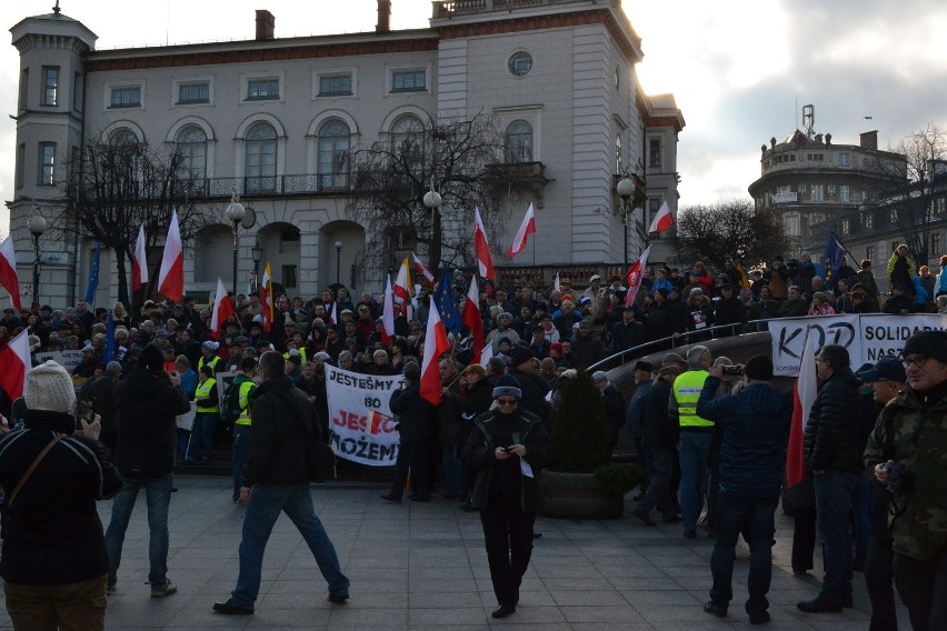 Manifestacja Komitetu Obrony Demokracji w Bielsku-Białej [ZDJĘCIA]