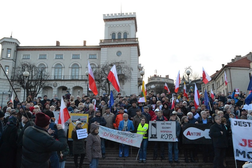 Manifestacja Komitetu Obrony Demokracji w Bielsku-Białej [ZDJĘCIA]