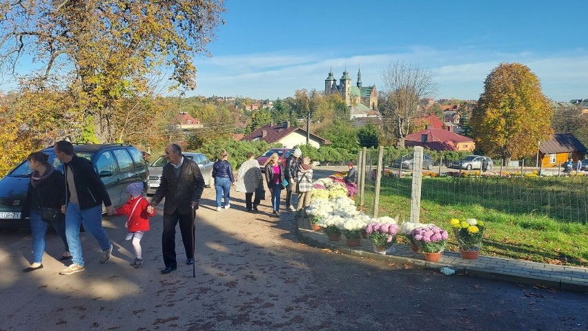 Mnóstwo osób na cmentarzu parafialnym w Opatowie w niedzielę, 29 października. Kwestuje Towarzystwo Przyjaciół Ziemi Opatowskiej