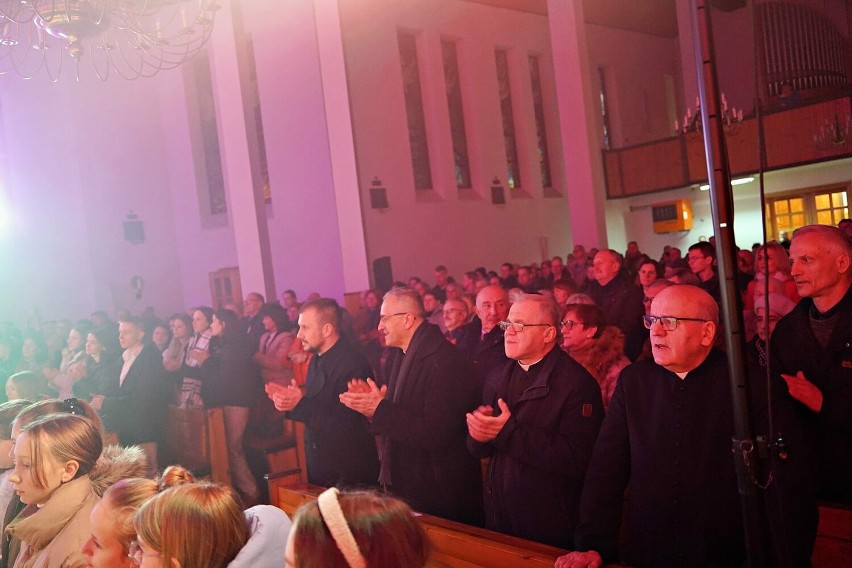 Zespół Regionalny Słopnicki Zbyrcok z koncertem w parafii św. Maksymiliana w Radomsku. ZDJĘCIA
