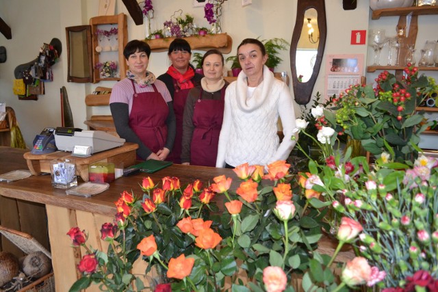 Kwiaciarnia "Reo" w Pruszczu Gd. Na zdjęciu zespół kwiaciarni z właścicielką Mirosławą Pozorską