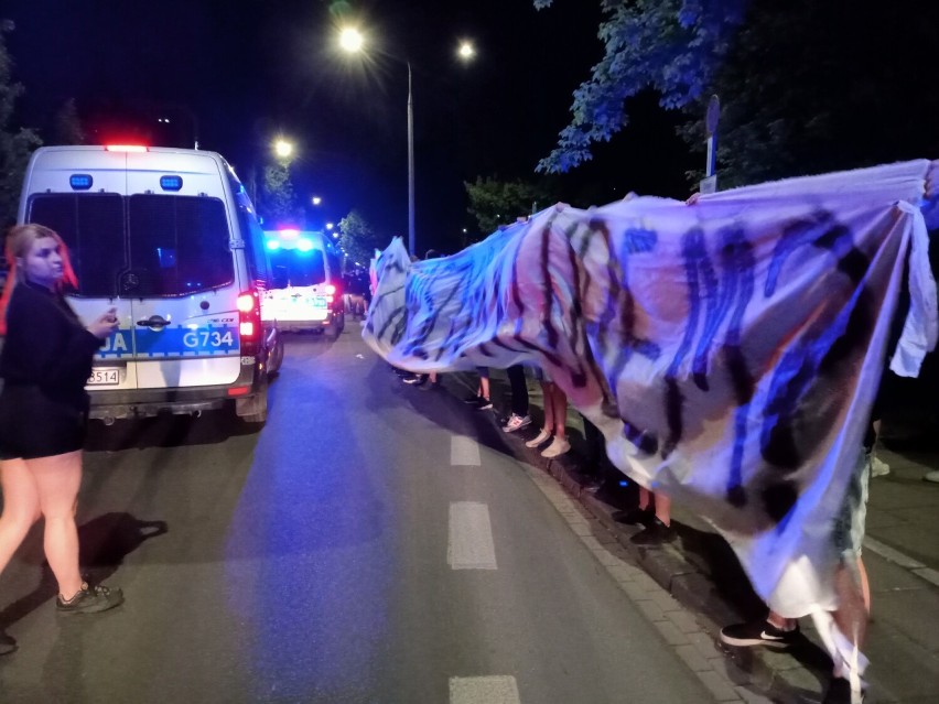 Kibice Wisły Kraków przyszli pod stadion przy Reymonta "powitać" piłkarzy po spadku z ekstraklasy. Na miejscu pojawiła się policja 