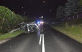 Wypadek w Pruchniku. 23-latek dachował audi na prostej drodze. Dwie osoby zostały ranne [ZDJĘCIA]