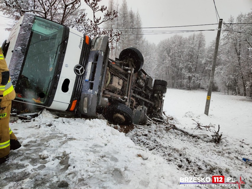 Akcja z przewróconą śmieciarką w Okocimiu