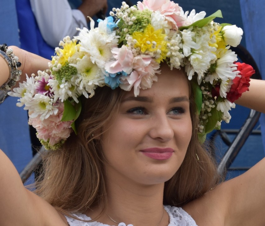 Karolina, dziewczyna o stu twarzach, która pokochała folklor