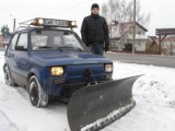 Maluch odśnieża chodniki w Donimierzu [ZDJĘCIA]