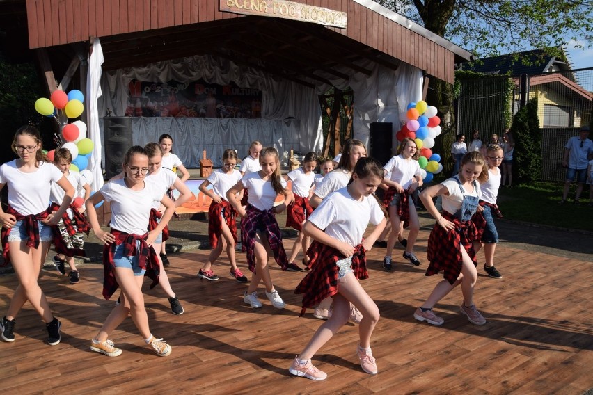 Emdekolada 2019. Plenerowe występy podopiecznych wieluńskiego PMDKiS [FOTO]