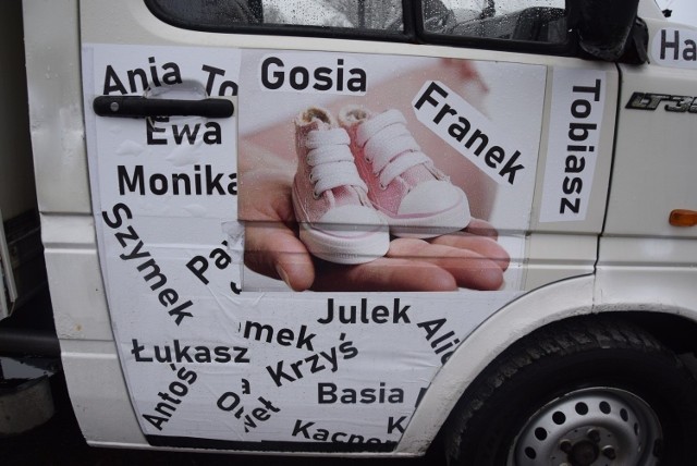 Furgonetka antyaborcyjna stoi na parkingu przed szpitalem od 12 lutego 2020.