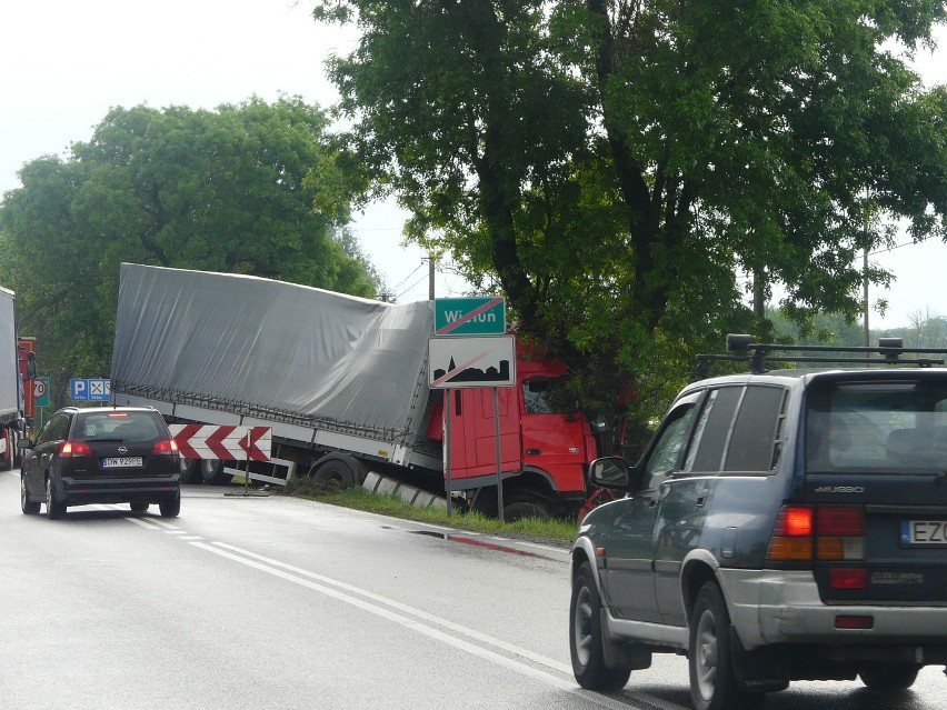 Wieluń: O włos od zderzenia dwóch ciężarówek. Jeden z kierowców ranny