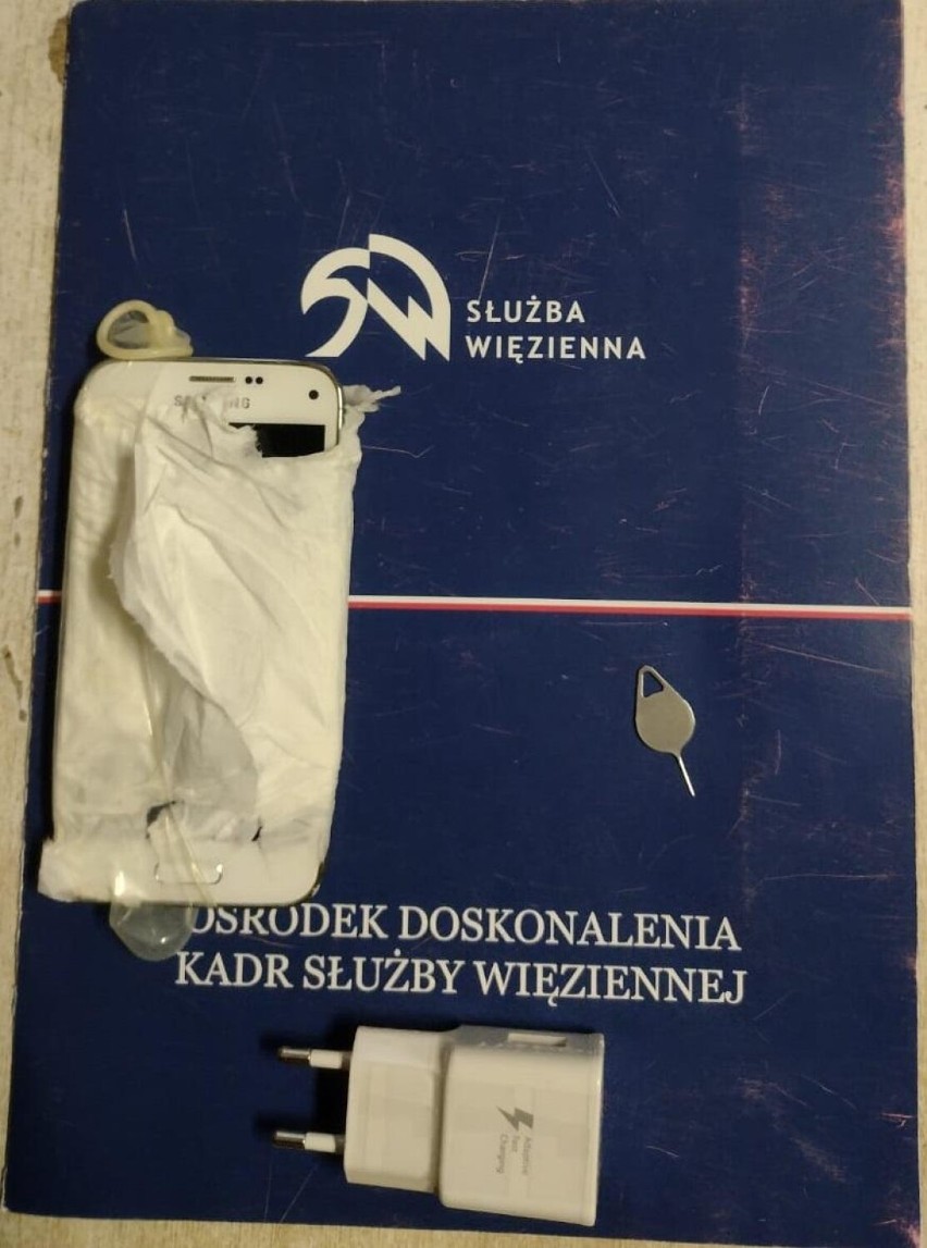 Telefon do więzienia w Czarnem chciał przemycić w bucie [zdjęcia]