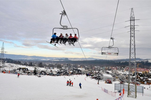Na szczęście miłośnicy zimowej zabawy nie muszą daleko jechać, by pośmigać na nartach. Polskie ośrodki narciarskie oferują stosunkowo najniższe ceny w naszej części Europy.