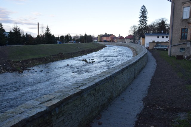 Nowe zabezpieczenia przeciwpowodziowych zbudowano na Białej Głuchołaskiej w centrum Głuchołaz.