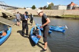 Policjanci z Bydgoszczy płyną Wisłą. Dla chorego syna swojego kolegi