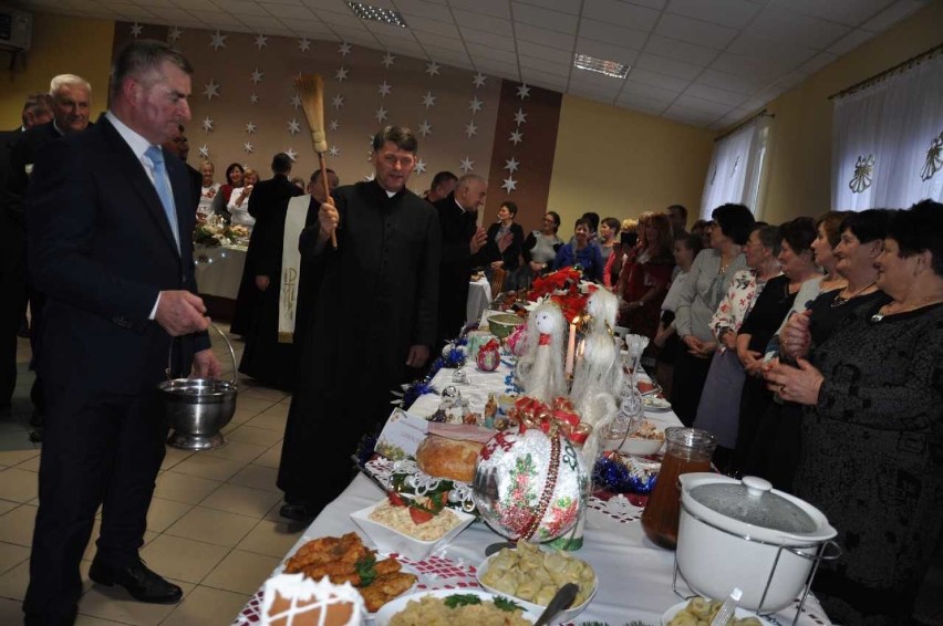 Prezentacja tradycyjnych stołów wigilijnych w Sławnie