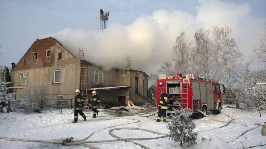 Stanisławowo: Pożar domu. 14 osób, w tym 6 dzieci straciło wszystko [ZDJĘCIA, WIDEO]