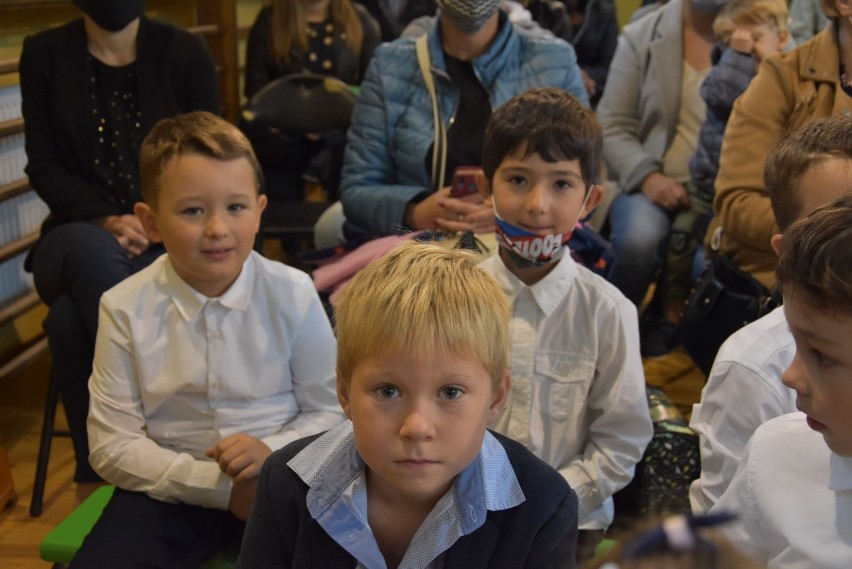 Pasowanie na ucznia kościuszkowską szablą! Niezwykła tradycja w szkole im. Kościuszki w Gaszowicach