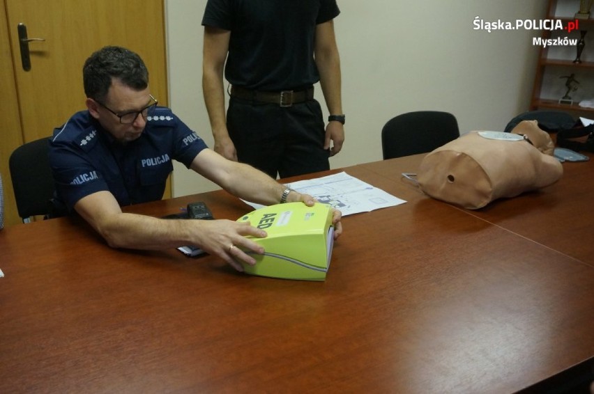 Myszków: Policja otrzymała defibrylator